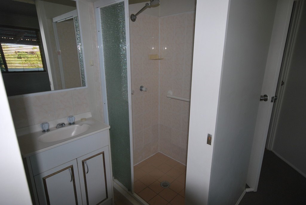 13 Southlake Drive VARSITY LAKES 9