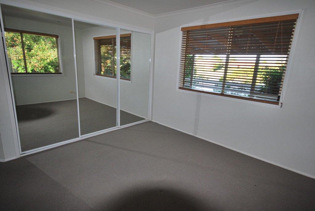 13 Southlake Drive VARSITY LAKES 10