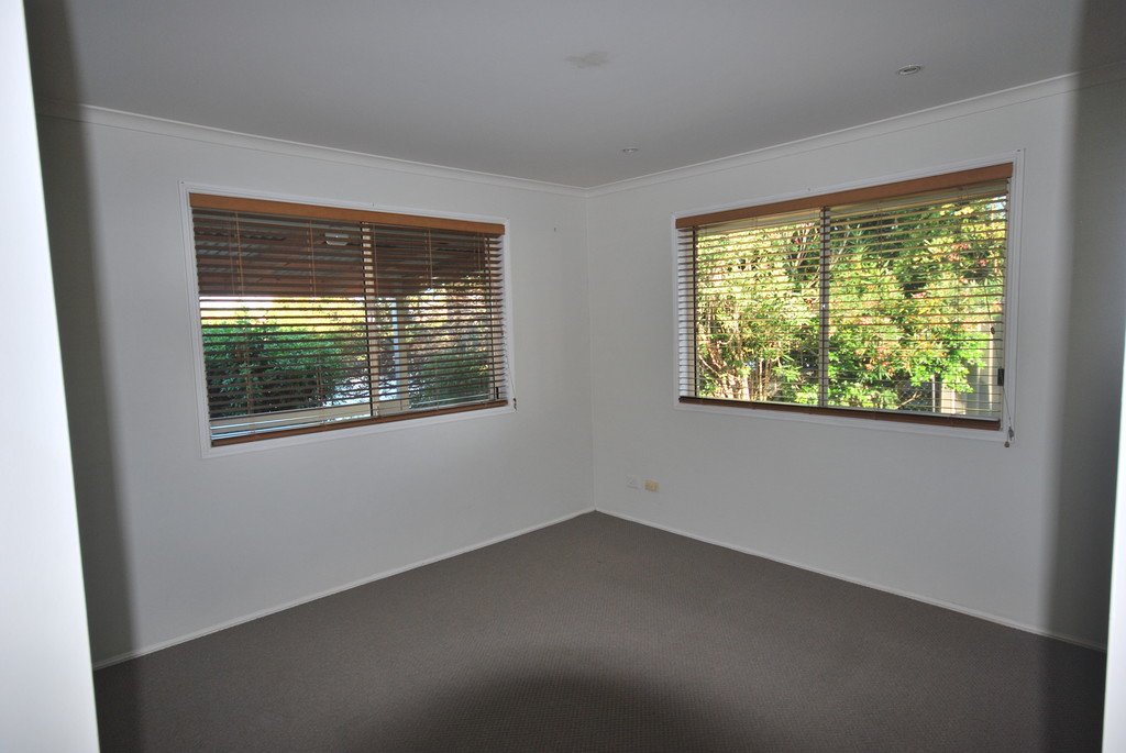 13 Southlake Drive VARSITY LAKES 11