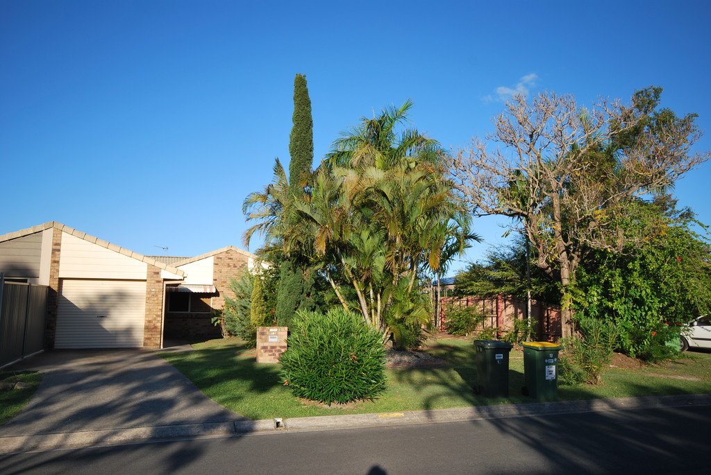 13 Southlake Drive VARSITY LAKES 23