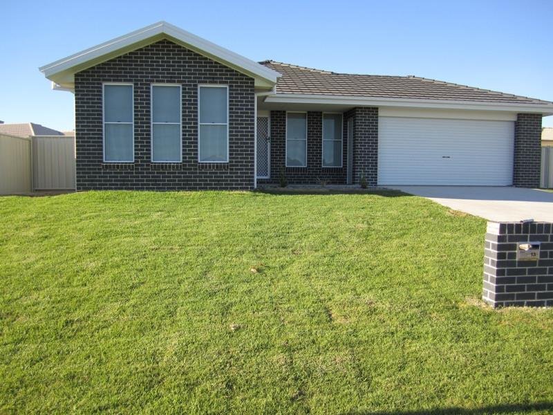 13 Tulipwood Crescent TAMWORTH 1