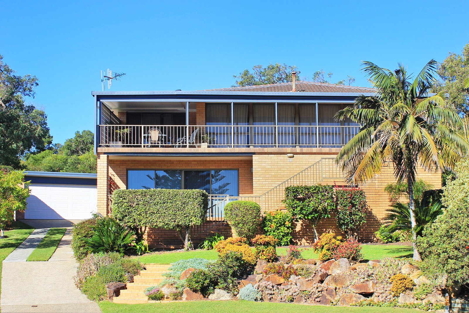 13 Unique Close CAMDEN HEAD 2