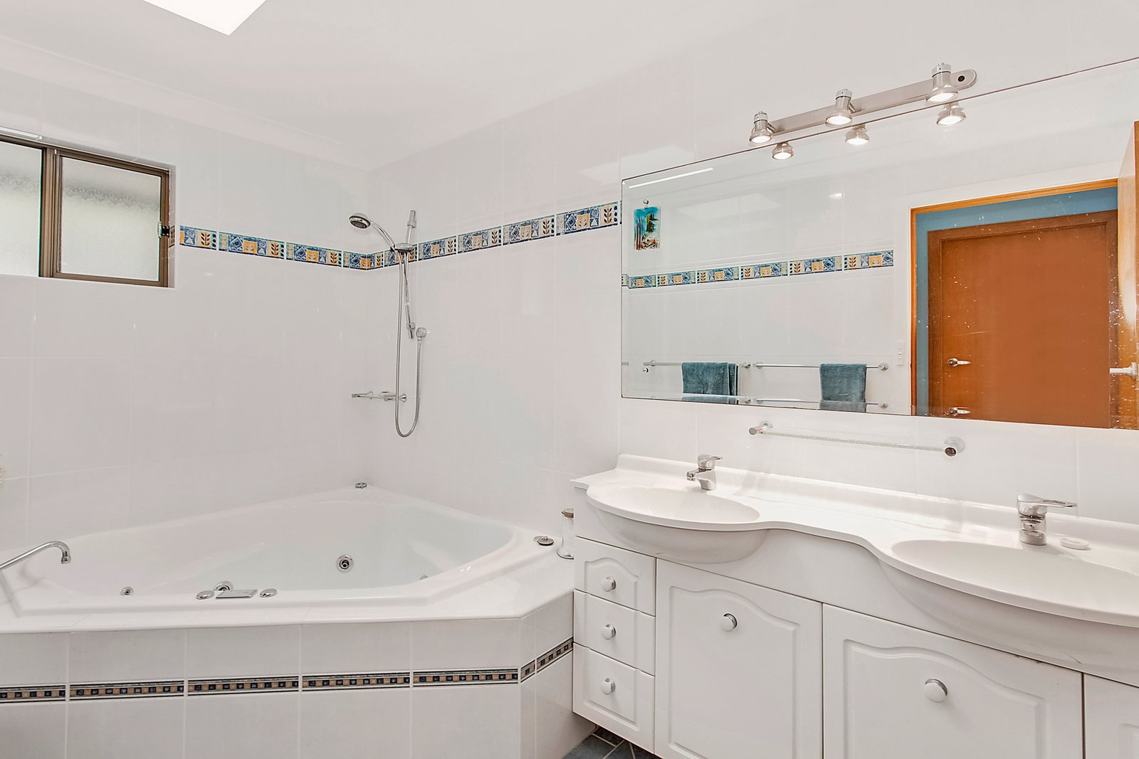 13 Unique Close CAMDEN HEAD 14