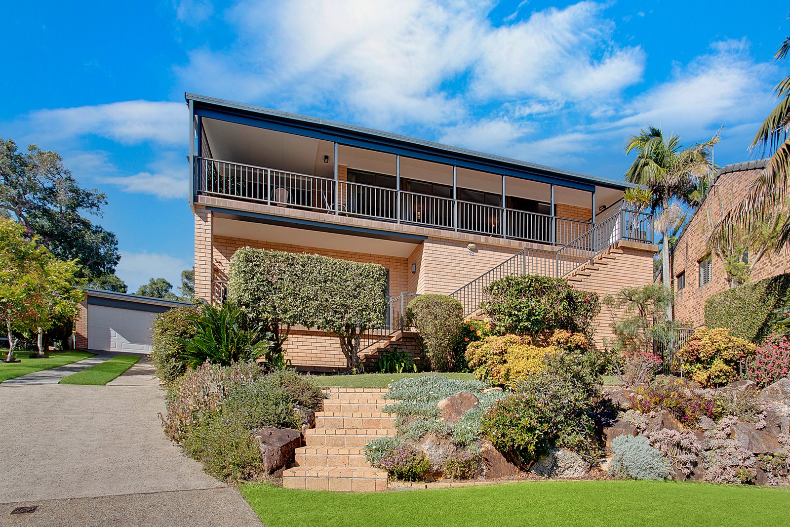 13 Unique Close CAMDEN HEAD 23