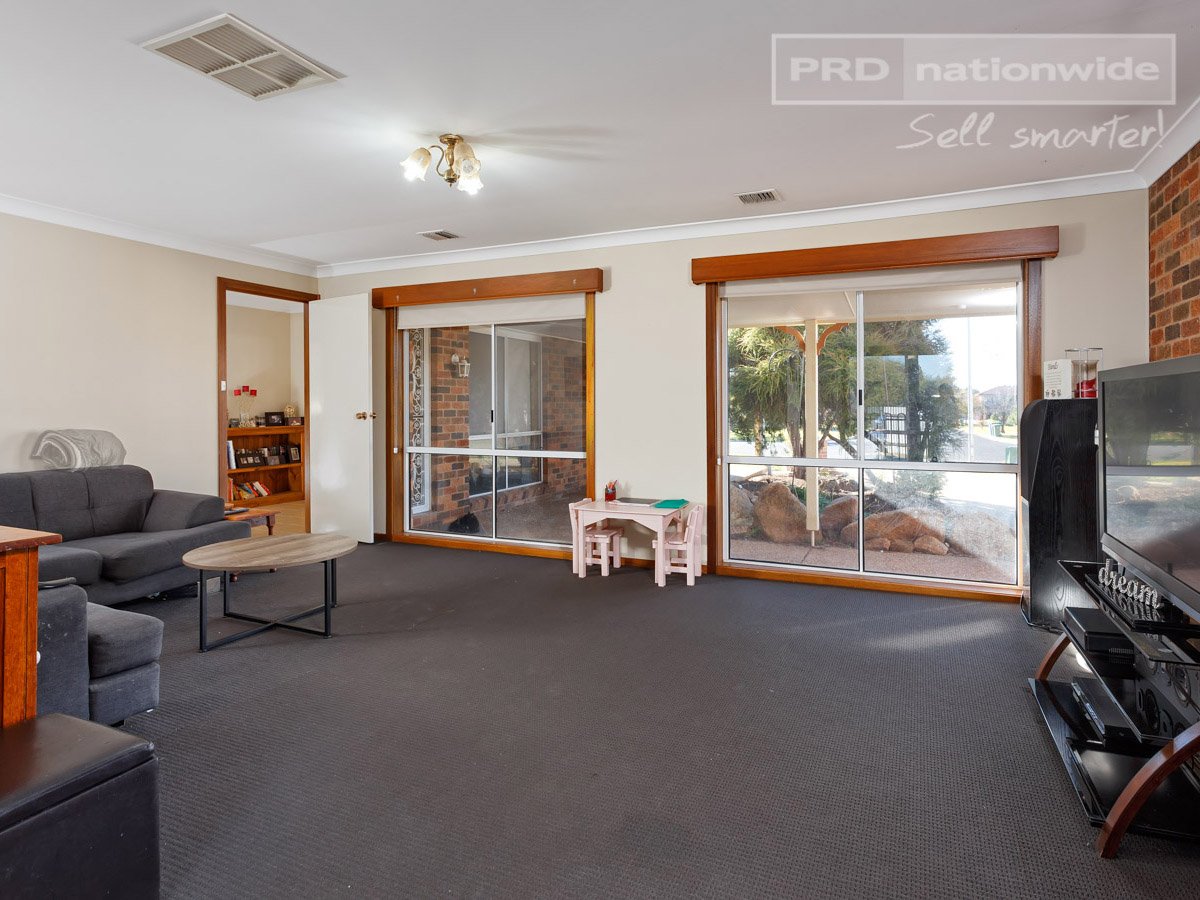 13 Warrambool Crescent GLENFIELD PARK 2