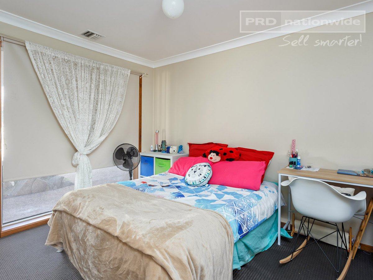 13 Warrambool Crescent GLENFIELD PARK 8