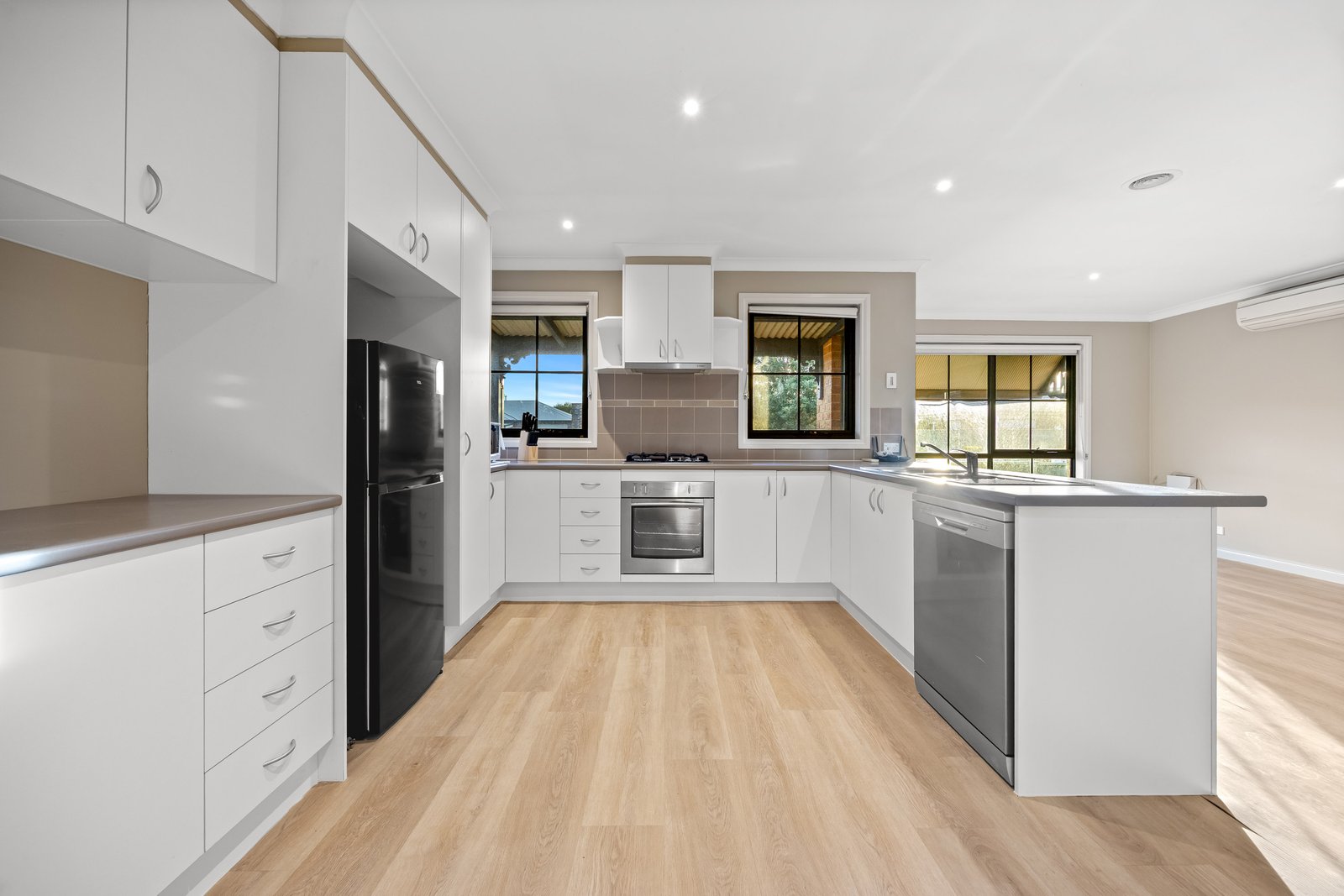 Gallery: 13 Yarra Park Drive