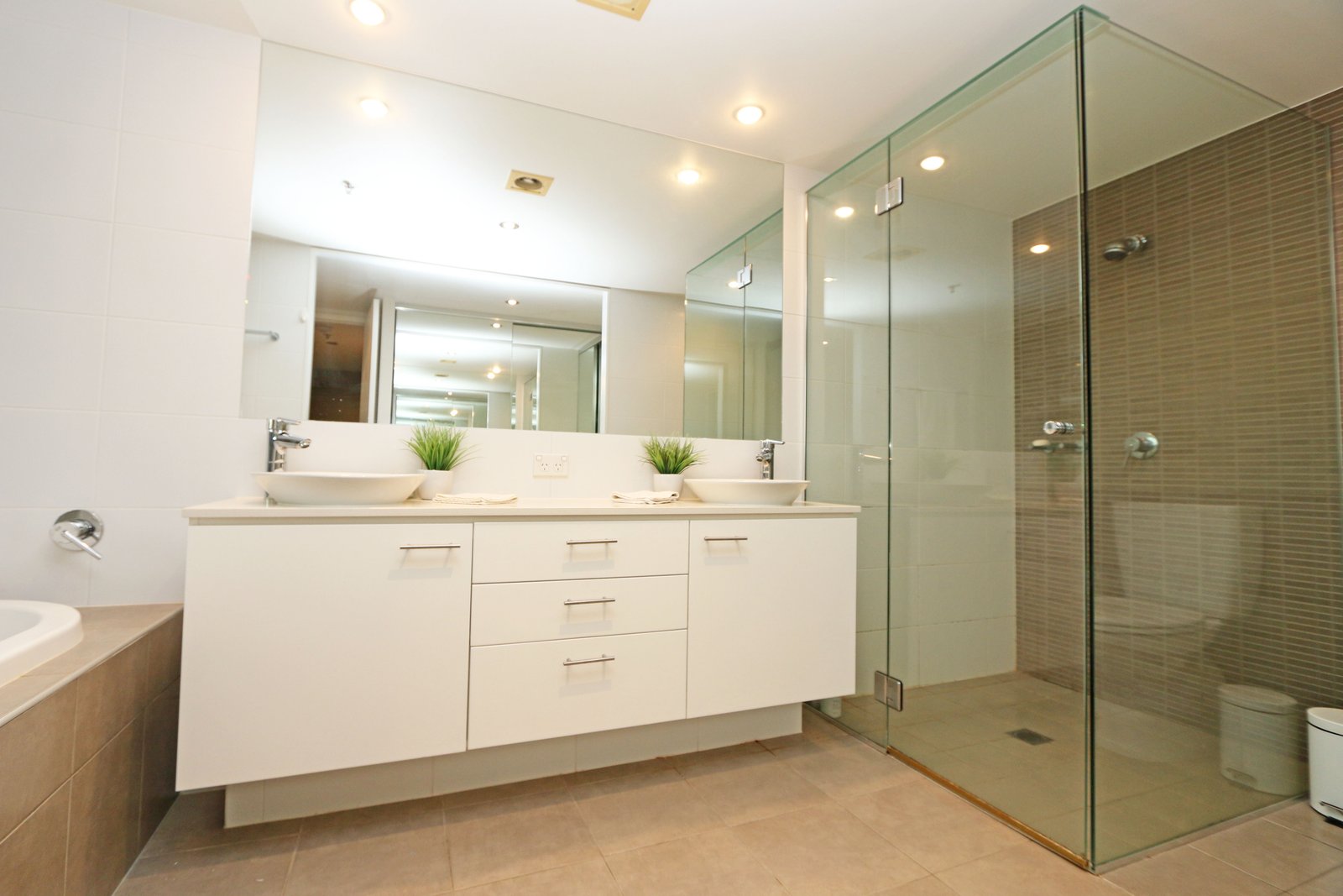 1307/33 T E Peters Drive BROADBEACH WATERS 8
