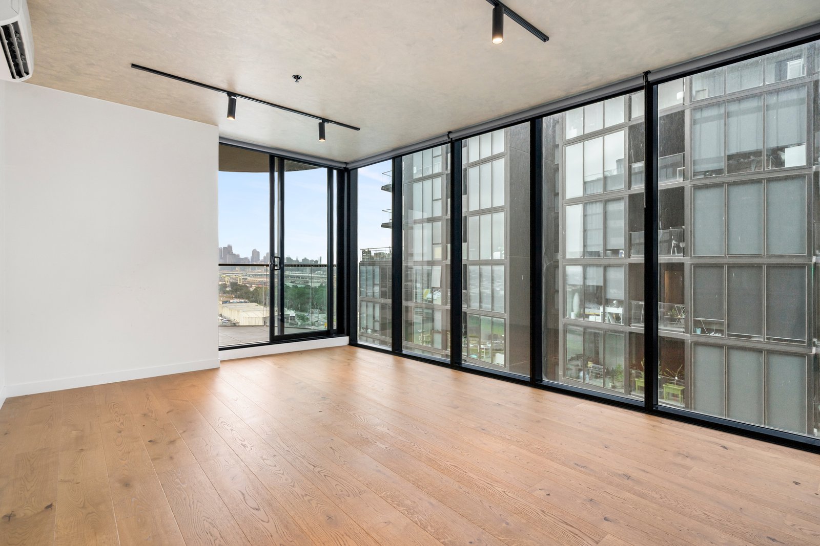 Gallery: 1307c/6 Joseph Road