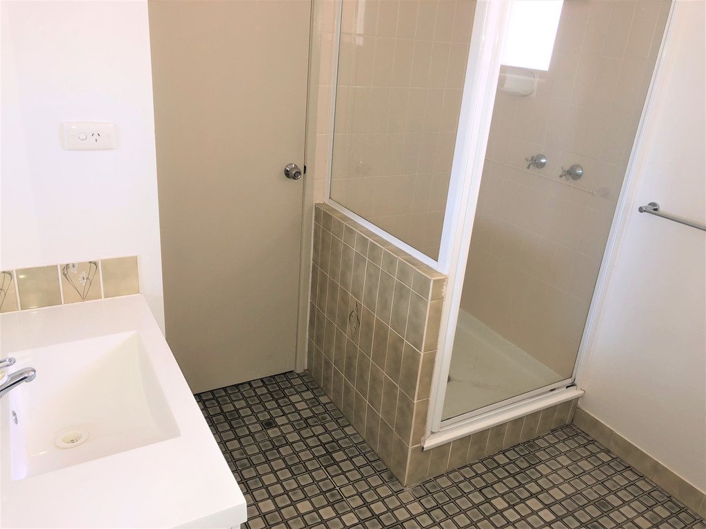 13/15 Roberts Street SOUTH GLADSTONE 8
