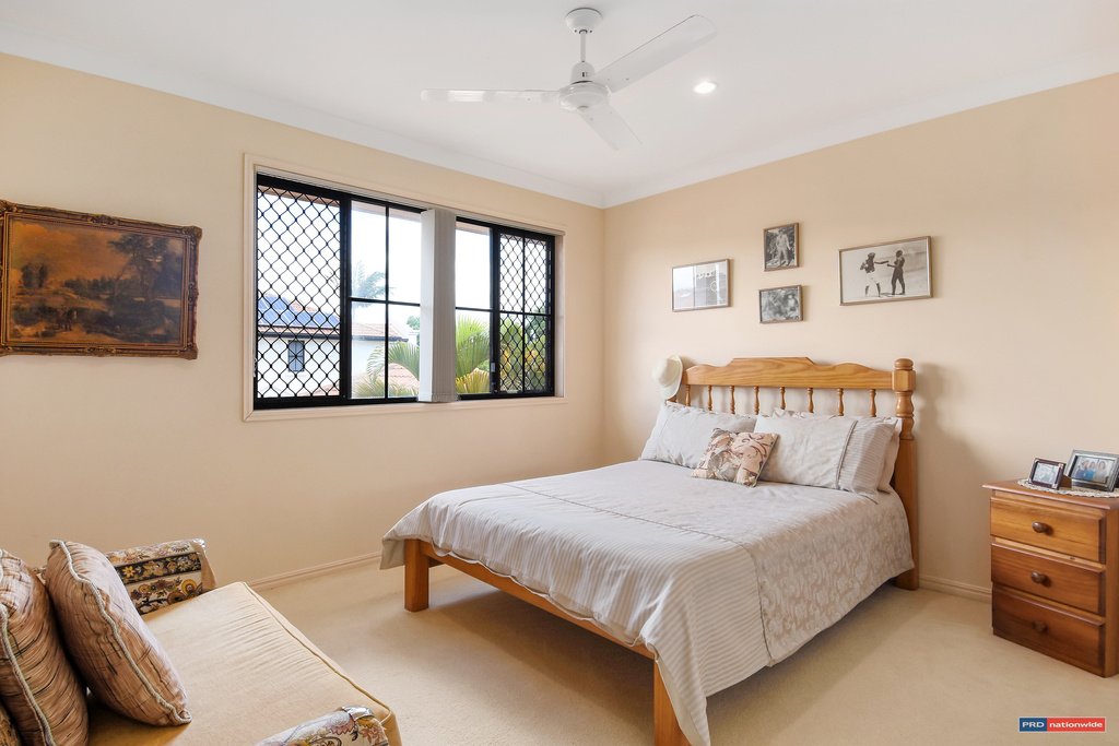 13/2 Beachcomber Court BURLEIGH WATERS 8