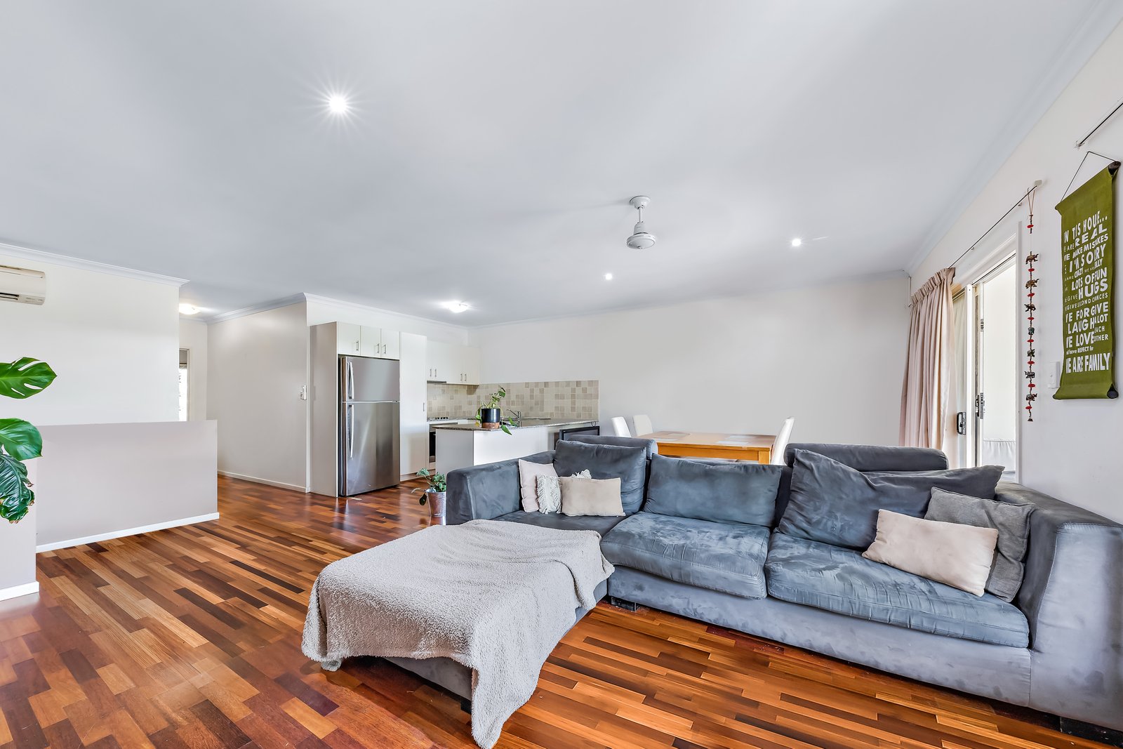 13/21 Shute Harbour Road CANNONVALE 3