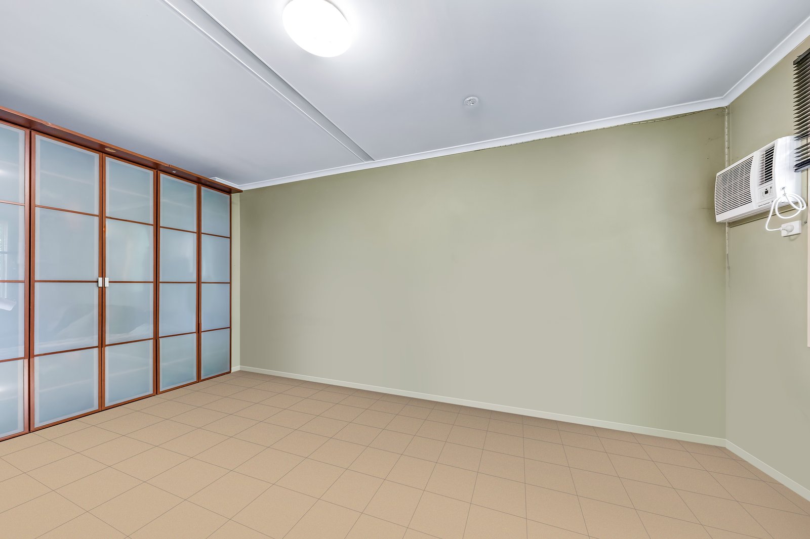 13/21 Shute Harbour Road CANNONVALE 7