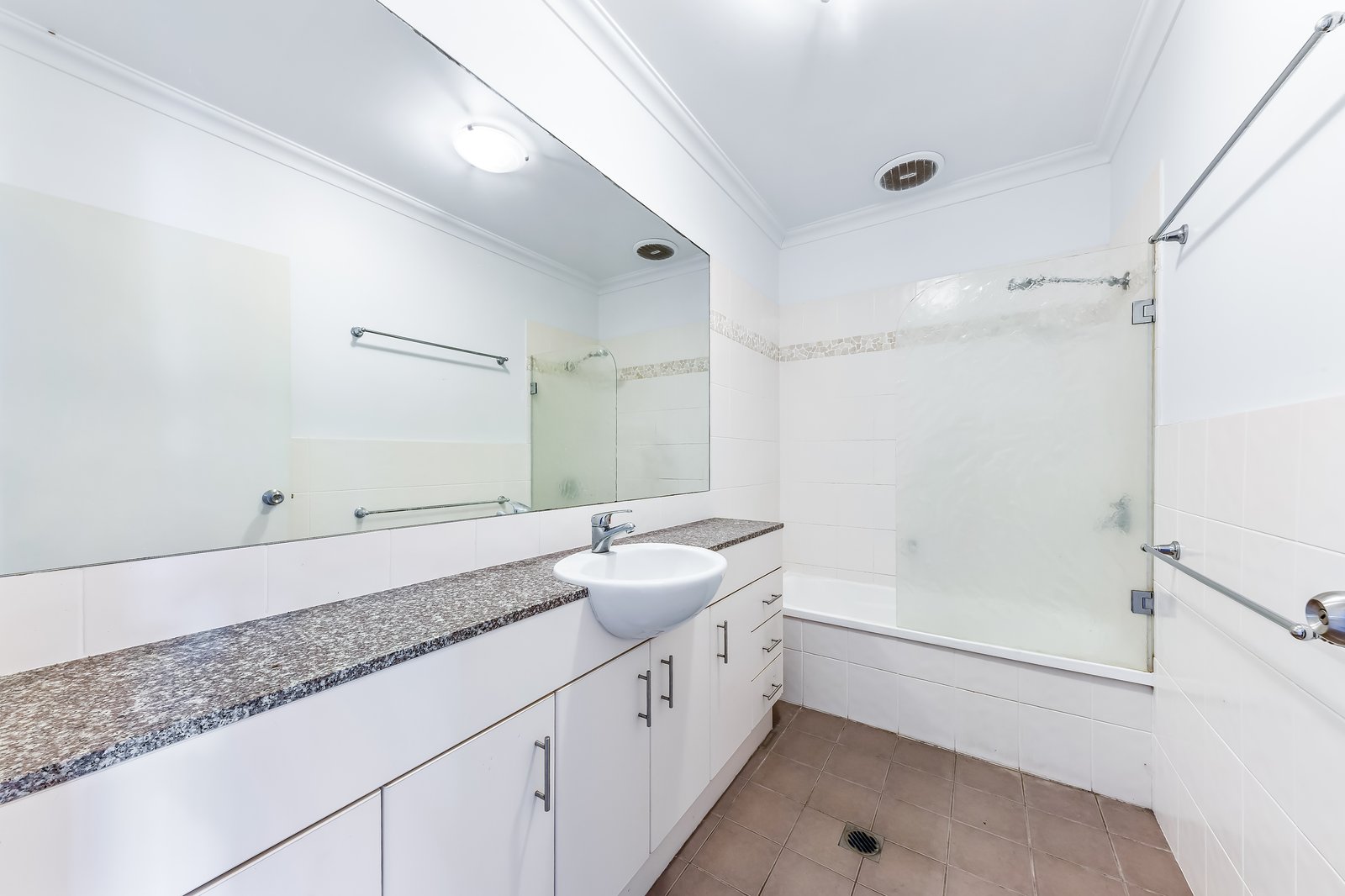 13/21 Shute Harbour Road CANNONVALE 8