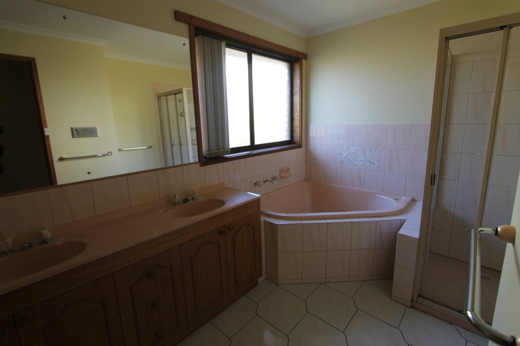 1327 Geelong Road MOUNT CLEAR 9