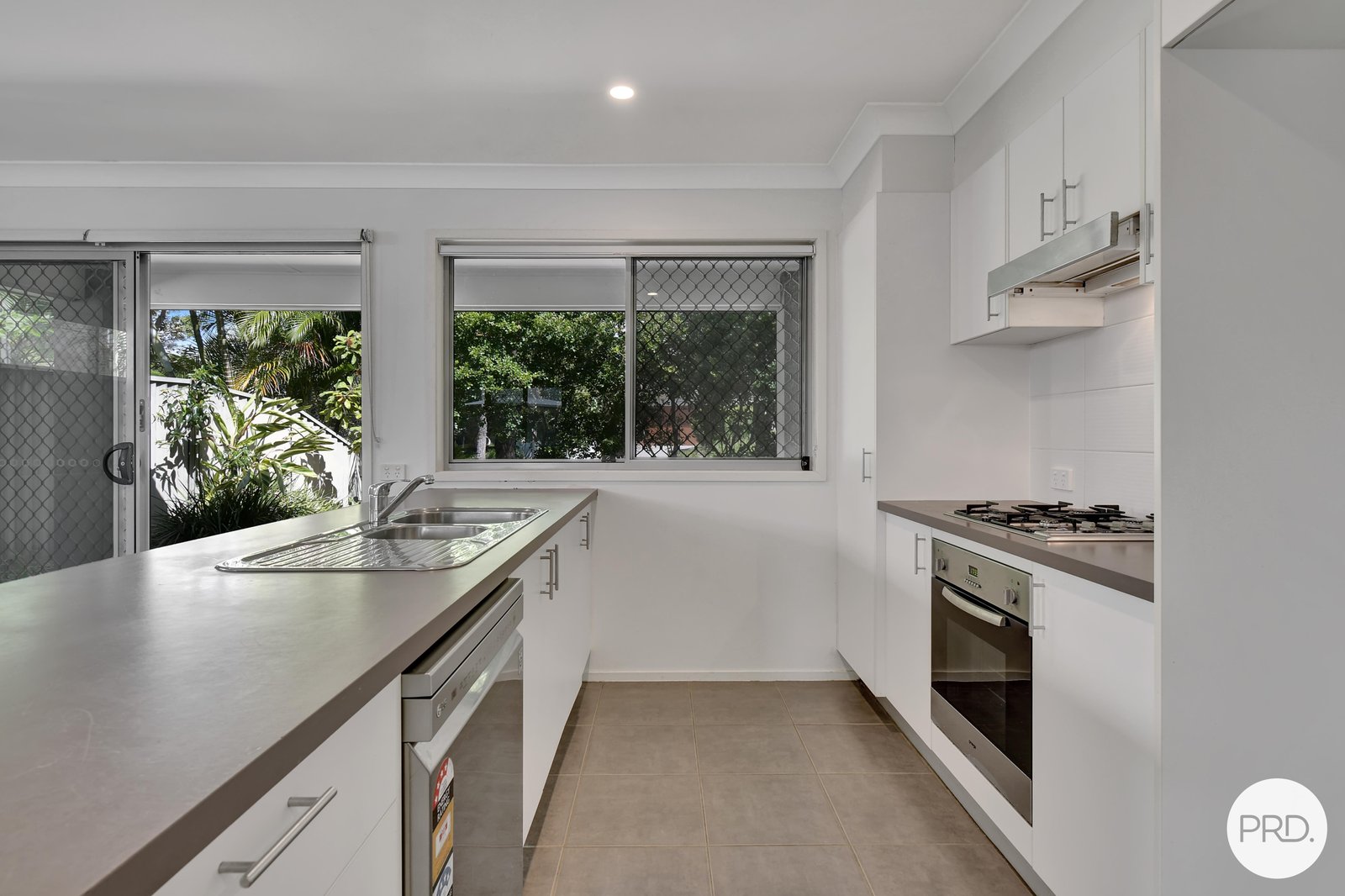 13/3-15 Lennox Circuit POTTSVILLE 4