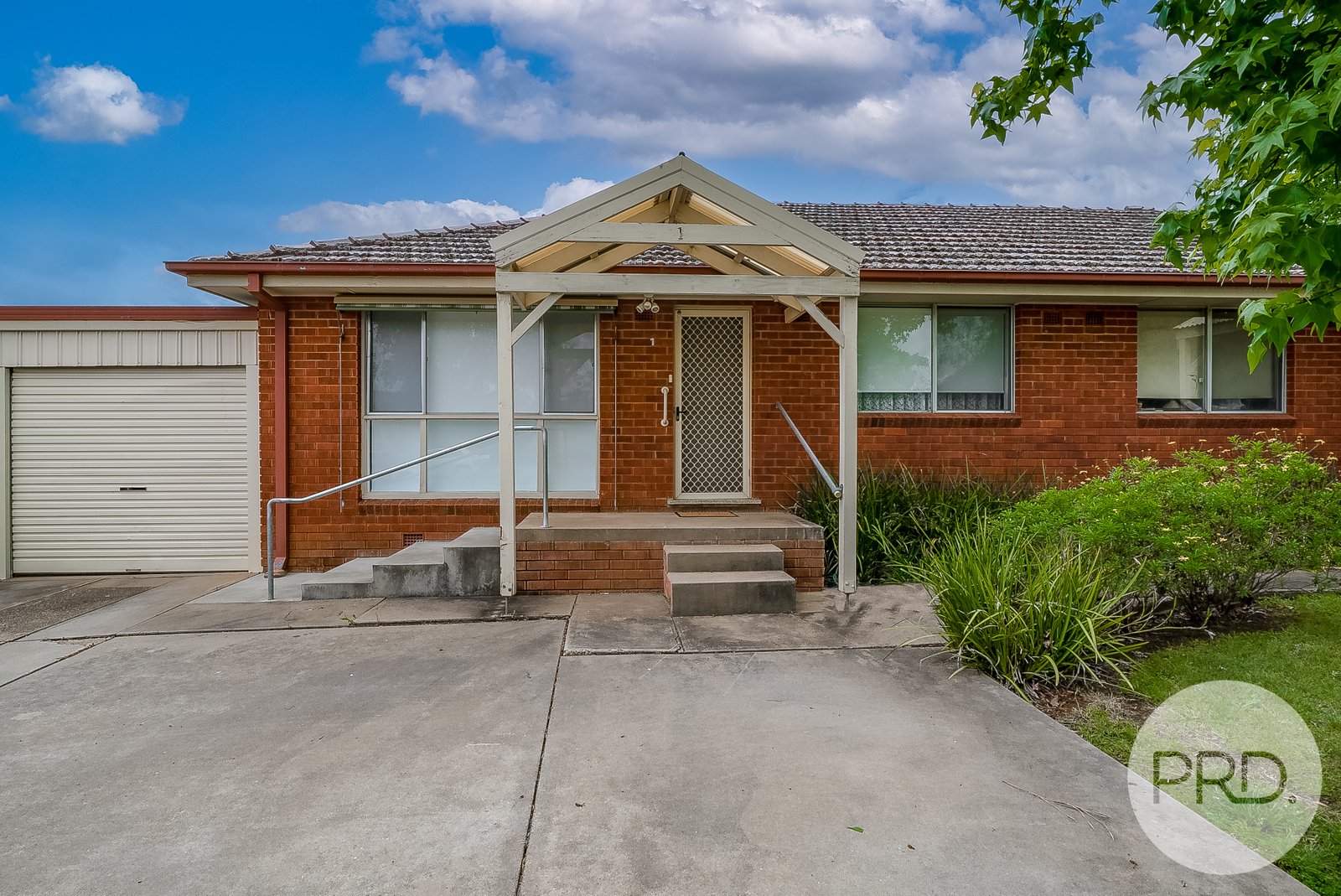 1/33 Bruce Street TOLLAND 1