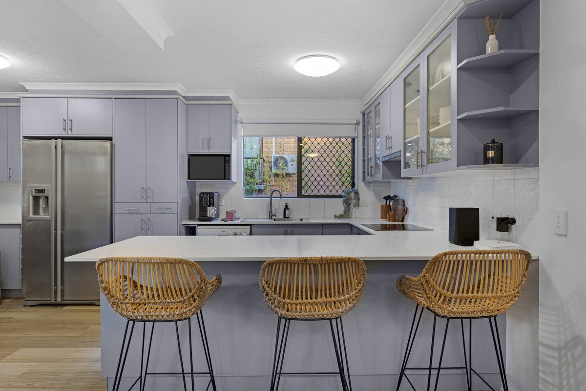 1/33 Chelsea Avenue Broadbeach 2