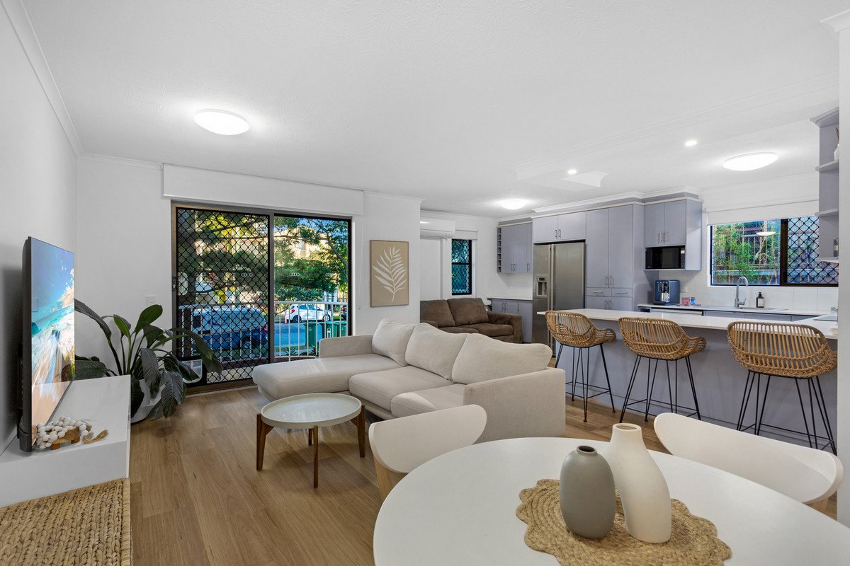 1/33 Chelsea Avenue Broadbeach 3