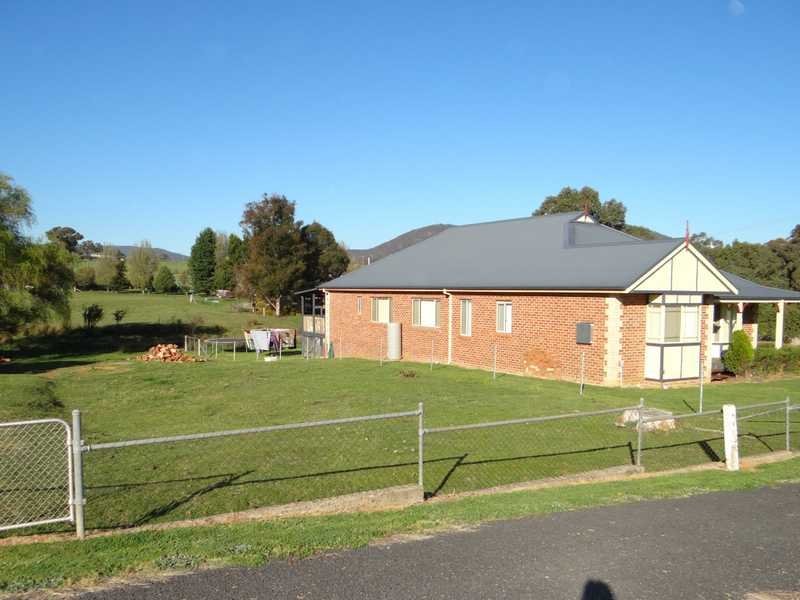 134 Albury Street TUMBARUMBA 19