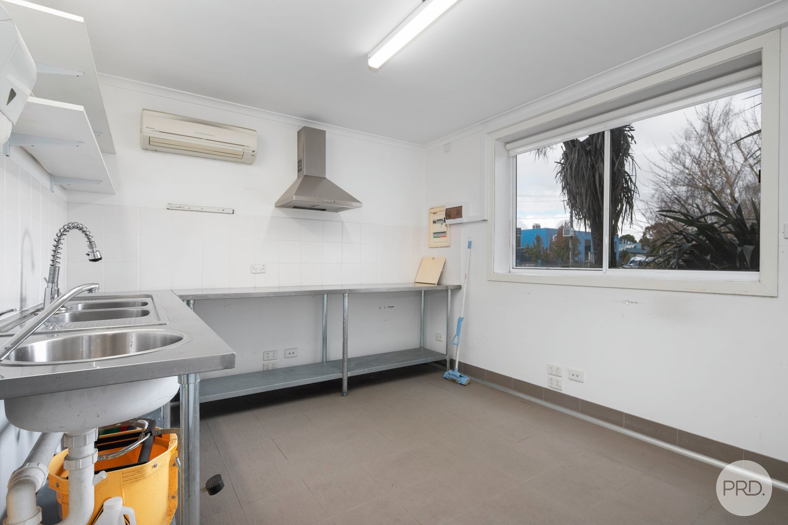 1/37 Grandlee Drive WENDOUREE 2