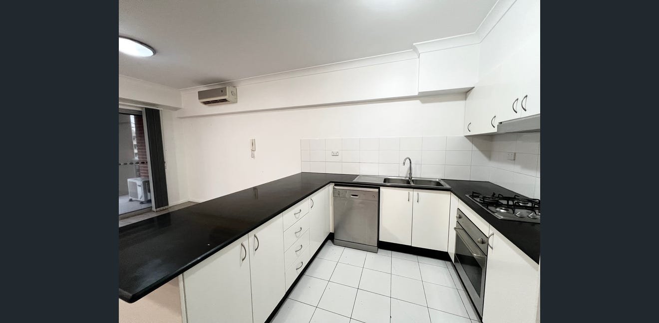 13/8-10 Lachlan Street LIVERPOOL 1