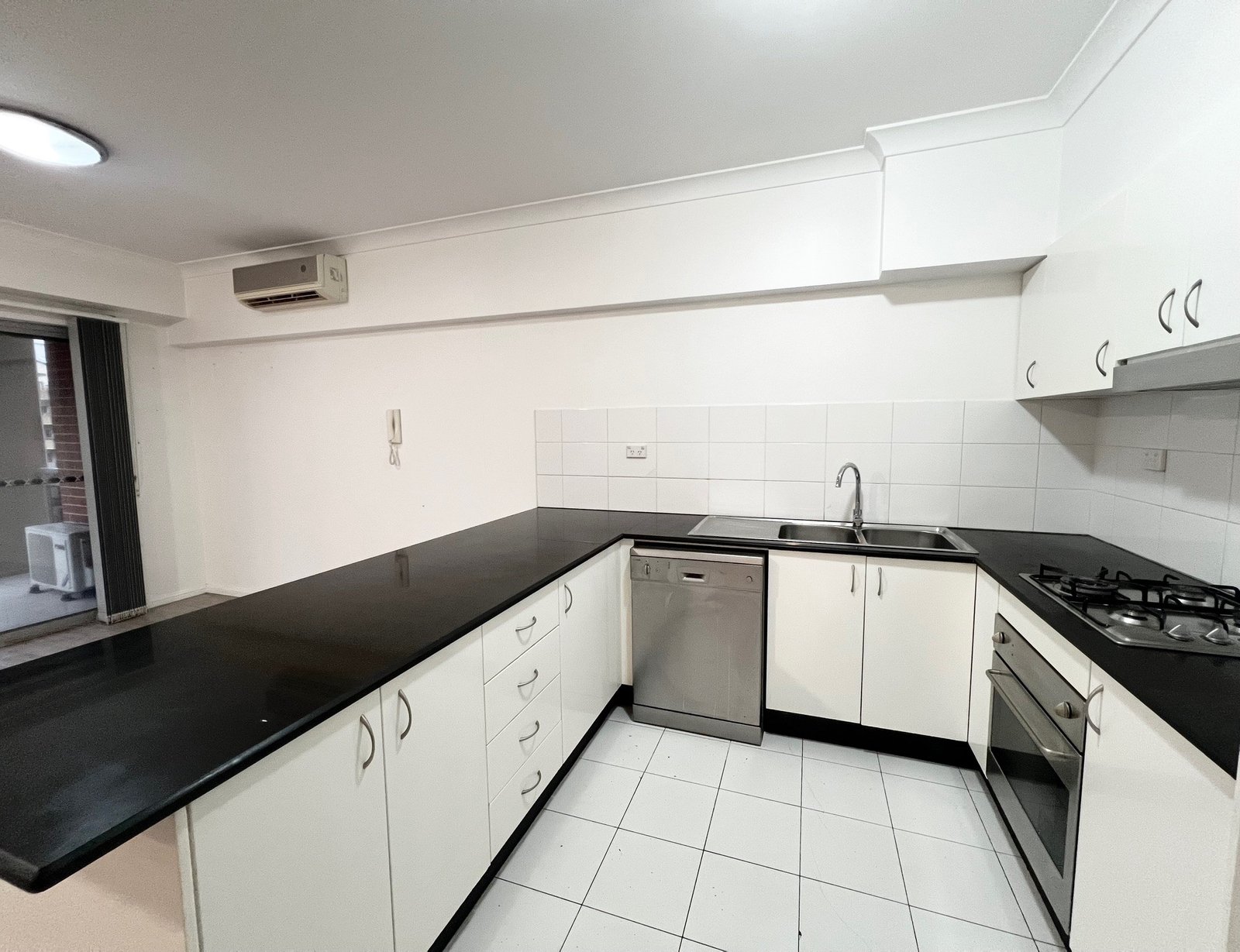 13/8-10 Lachlan Street LIVERPOOL 2