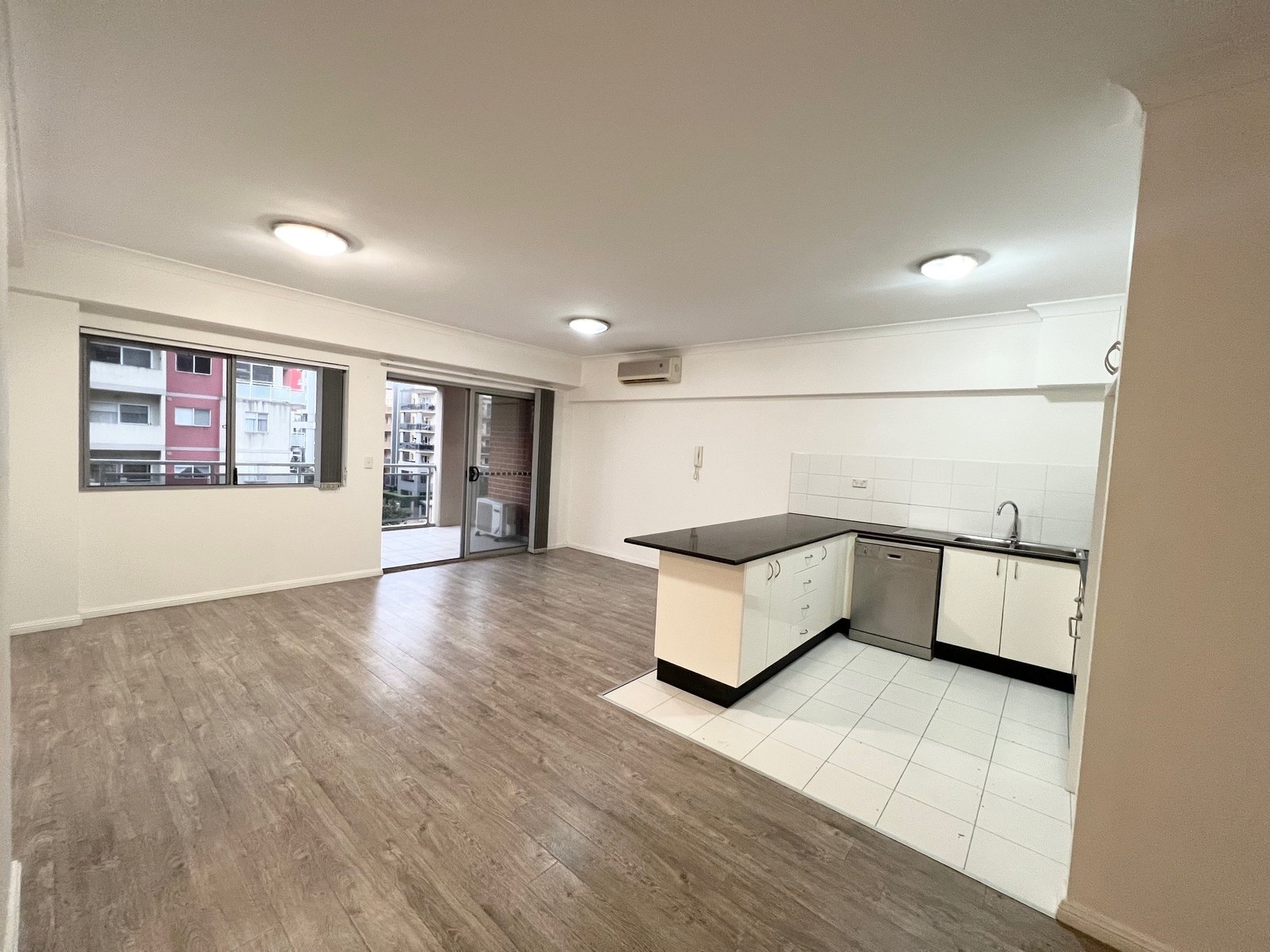 13/8-10 Lachlan Street LIVERPOOL 3