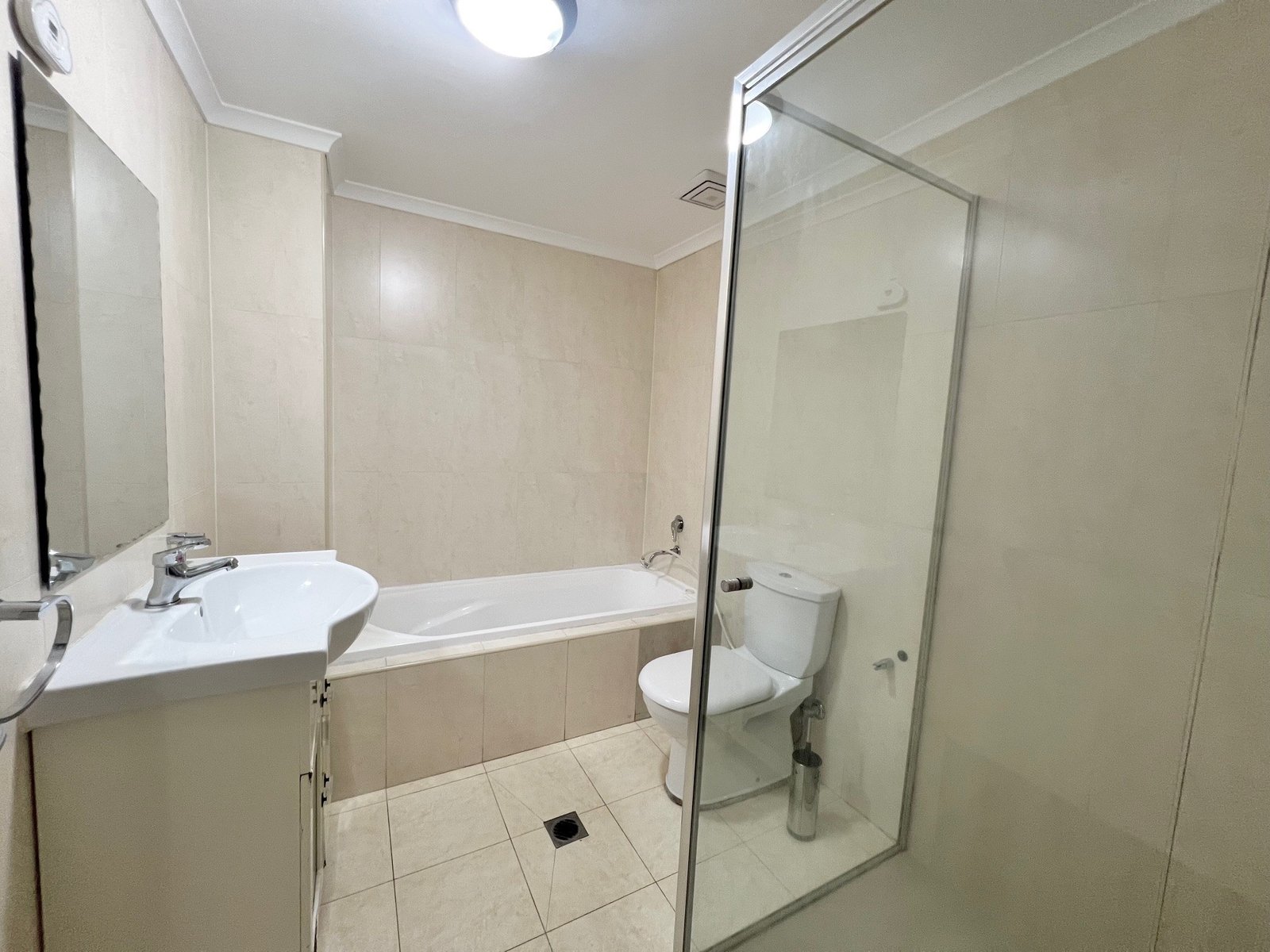 13/8-10 Lachlan Street LIVERPOOL 6