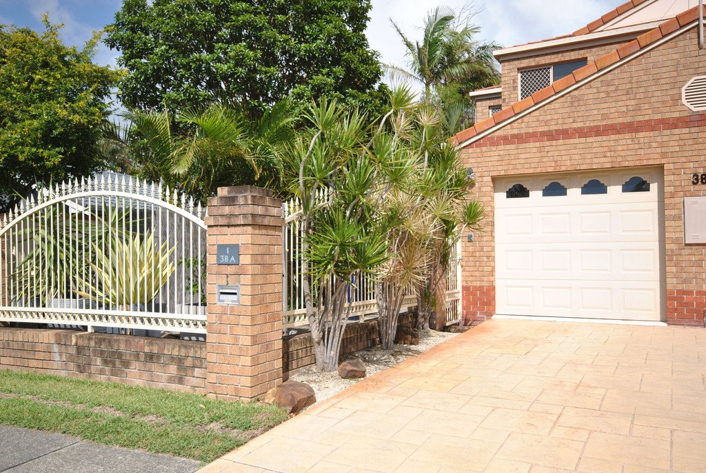 1/38A Middle Street LABRADOR 16