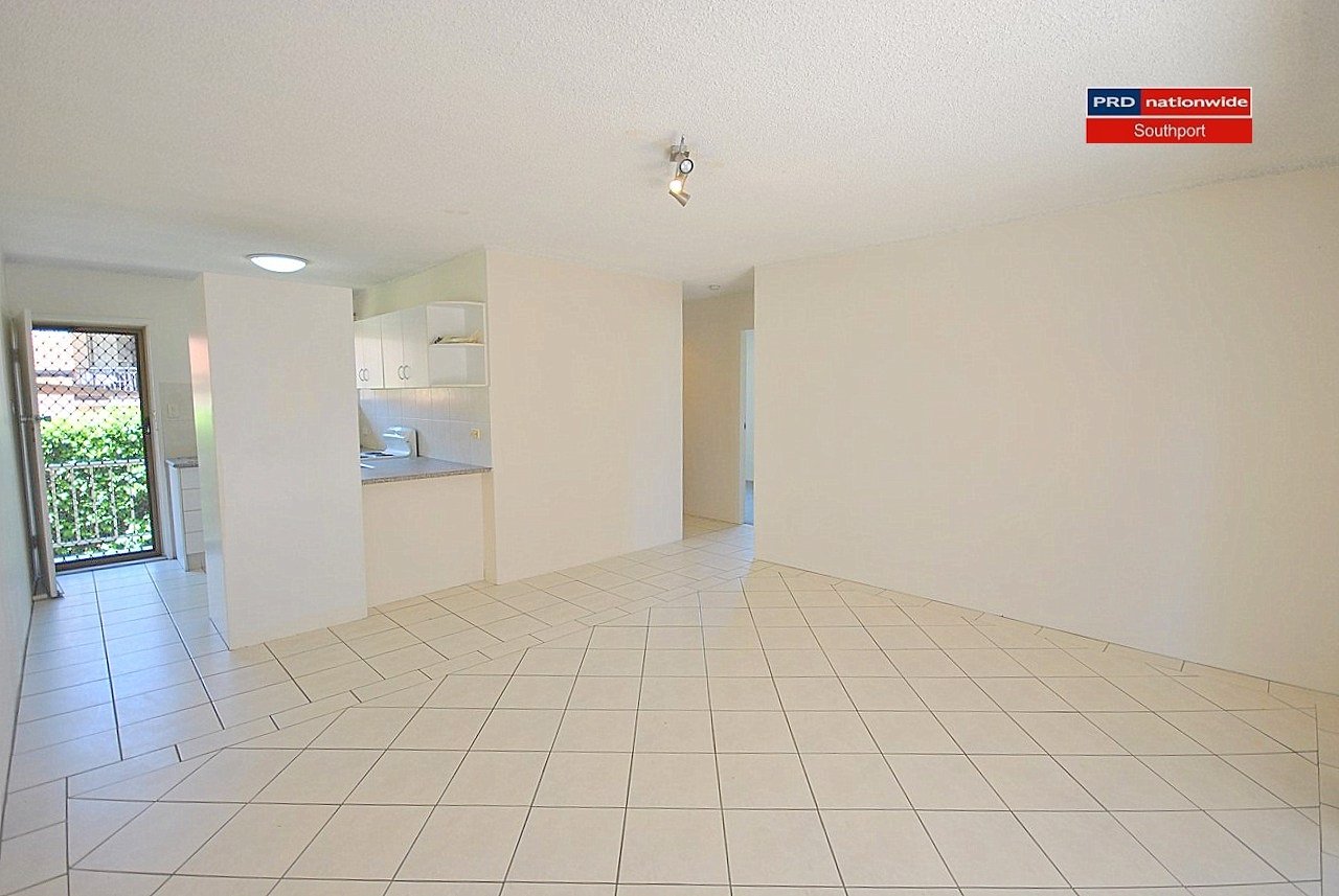 1/39 Lenneberg Street SOUTHPORT 2