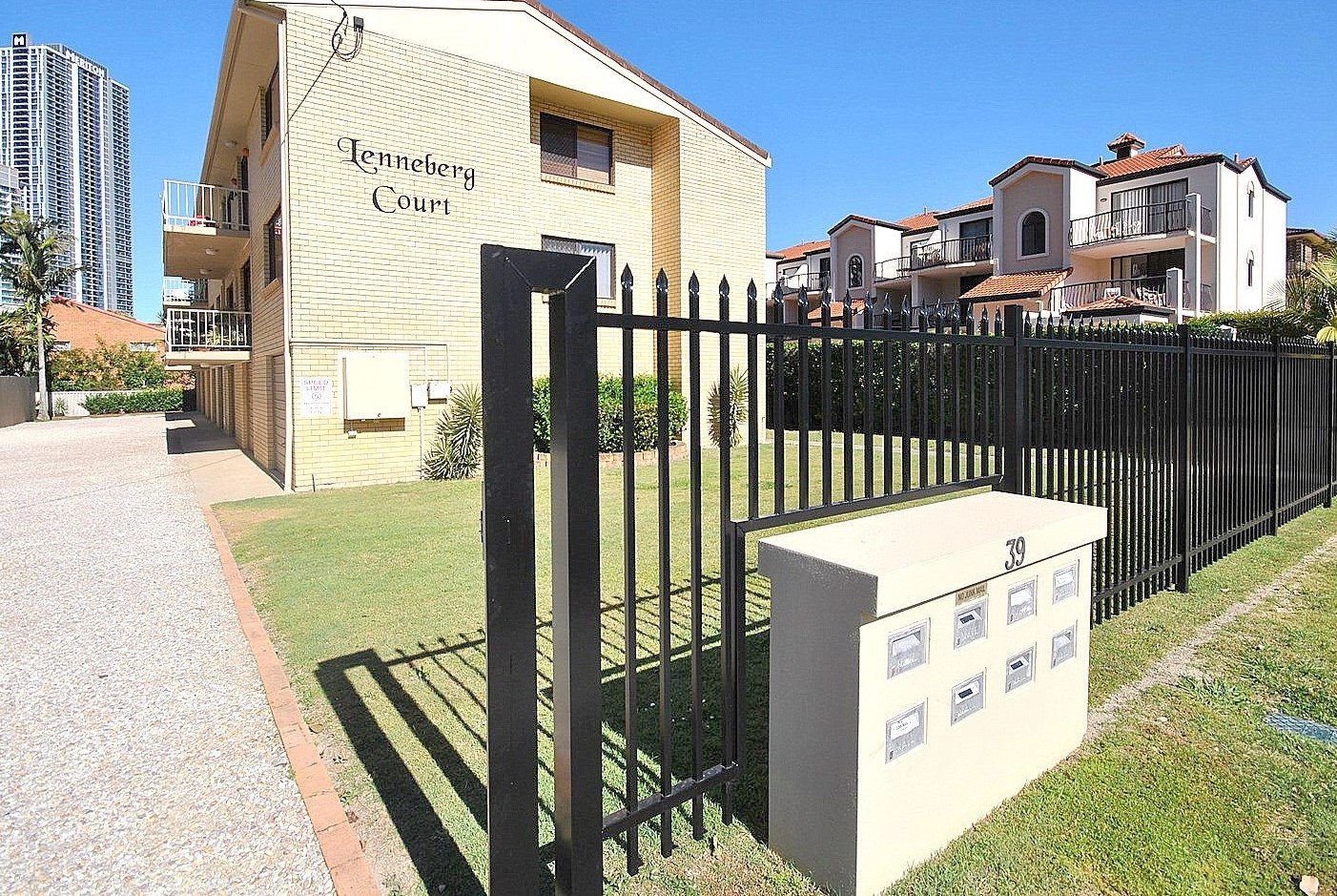 1/39 Lenneberg Street SOUTHPORT 1