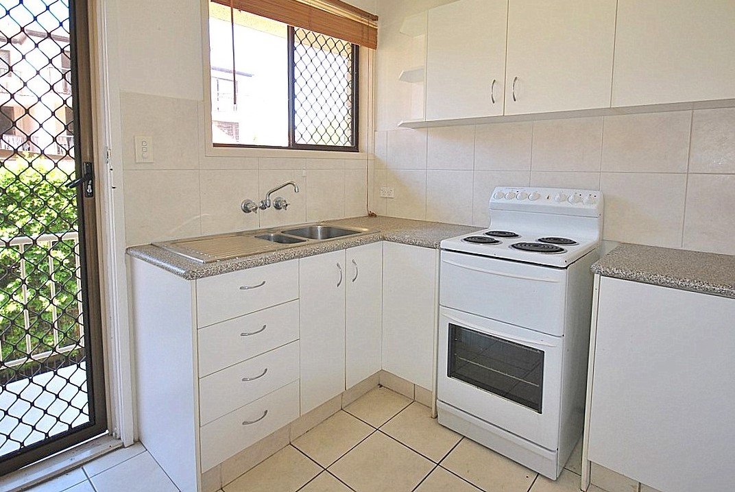 1/39 Lenneberg Street SOUTHPORT 2
