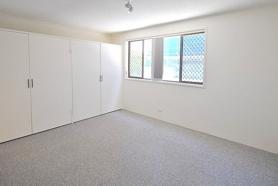 1/39 Lenneberg Street SOUTHPORT 6