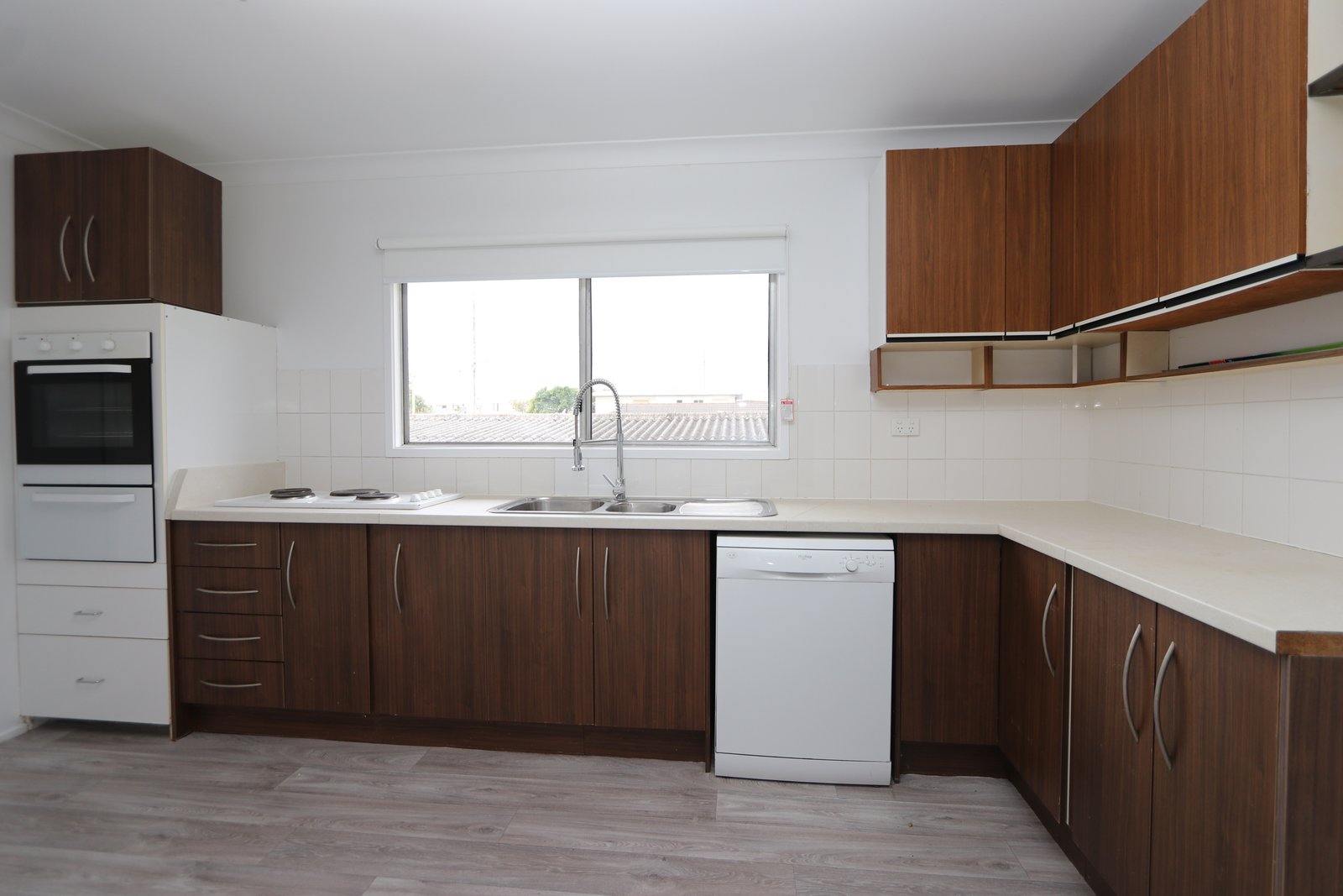 14 Beitz Avenue LABRADOR 4