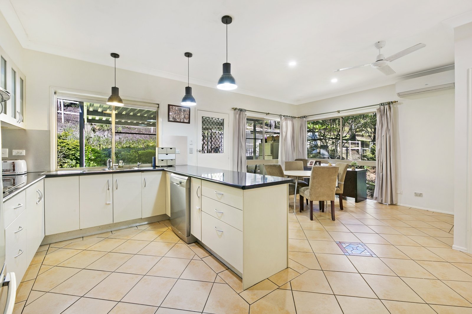 14 Carapook Crescent TALLEBUDGERA 18