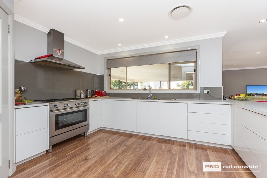 14 Conjola Drive TAMWORTH 8