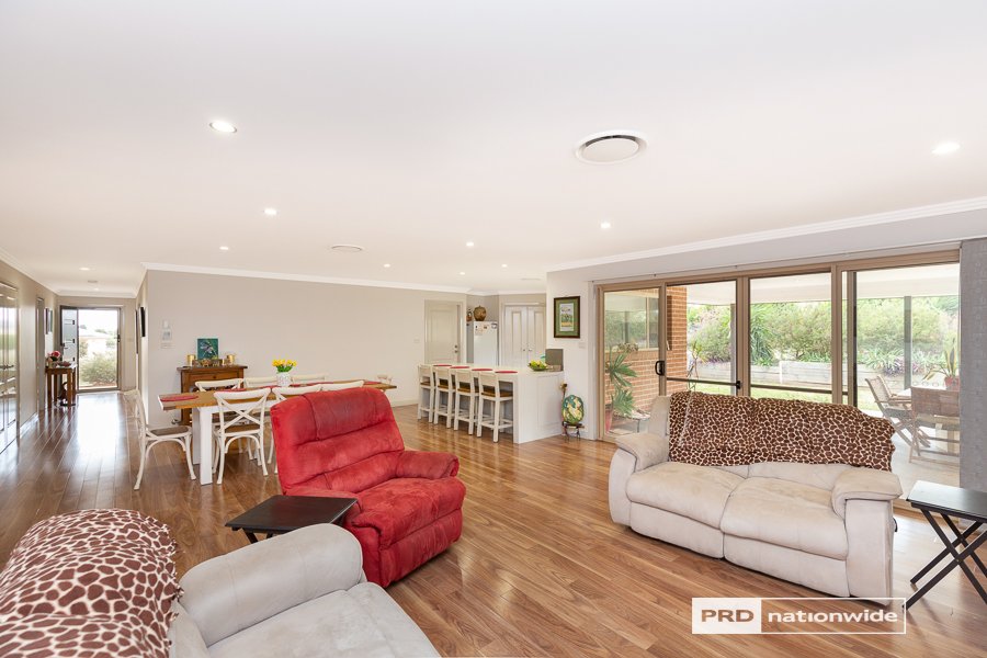 14 Conjola Drive TAMWORTH 11