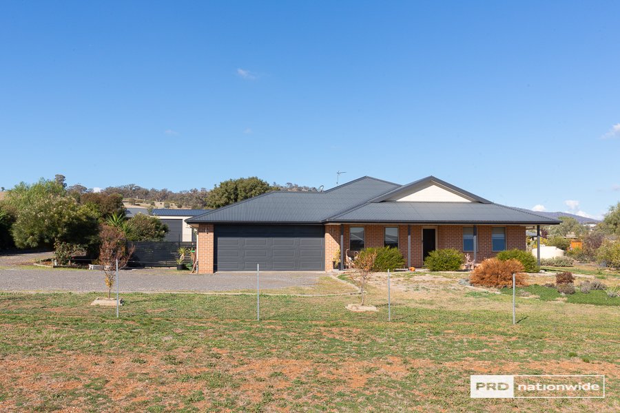 14 Conjola Drive TAMWORTH 15