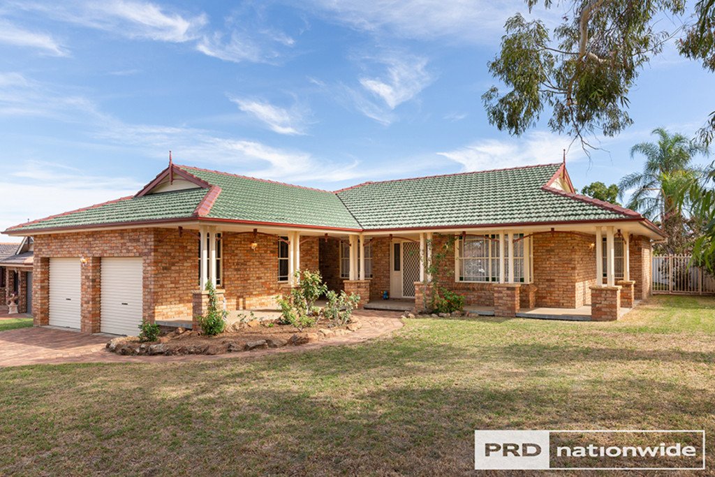 14 Dibar Drive TAMWORTH 1