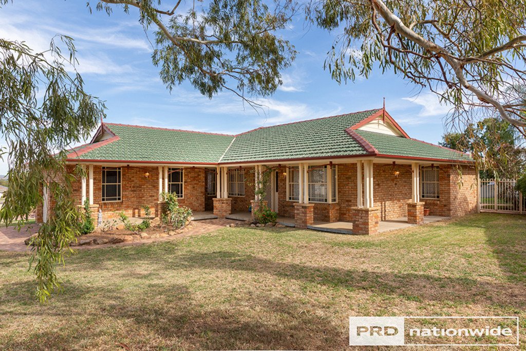 14 Dibar Drive TAMWORTH 2