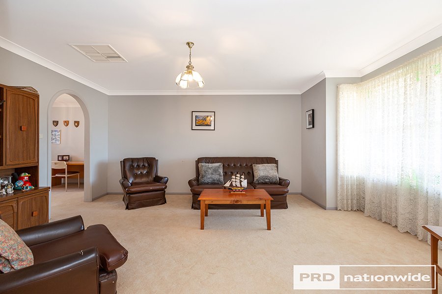 14 Dibar Drive TAMWORTH 4