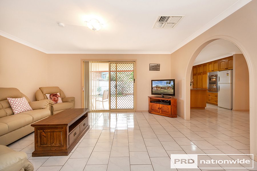 14 Dibar Drive TAMWORTH 9