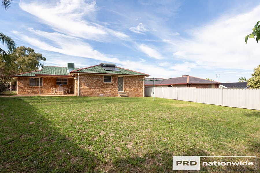 14 Dibar Drive TAMWORTH 19