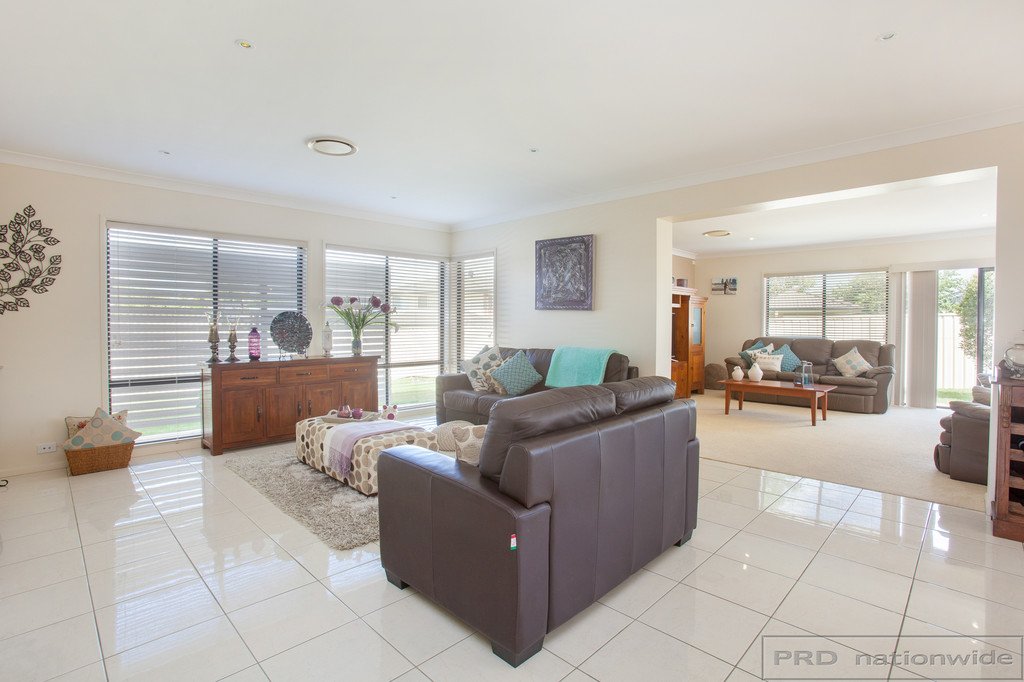 14 Drayton Crescent THORNTON 9