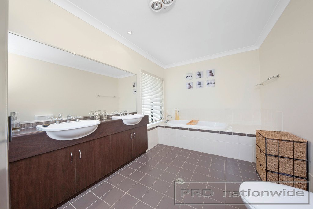14 Drayton Crescent THORNTON 21