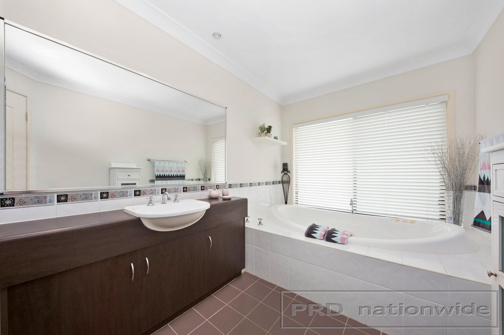 14 Drayton Crescent THORNTON 25