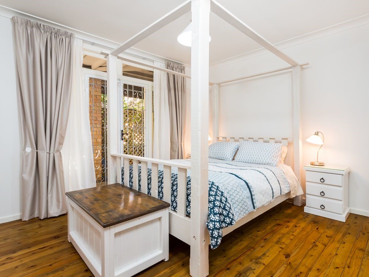 1/4 First Avenue "Dolphin Lodge"  BURLEIGH HEADS 2