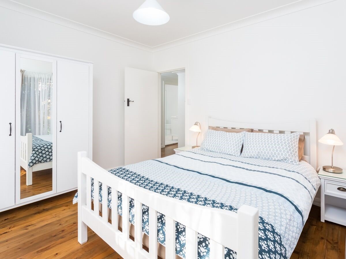 1/4 First Avenue "Dolphin Lodge"  BURLEIGH HEADS 5