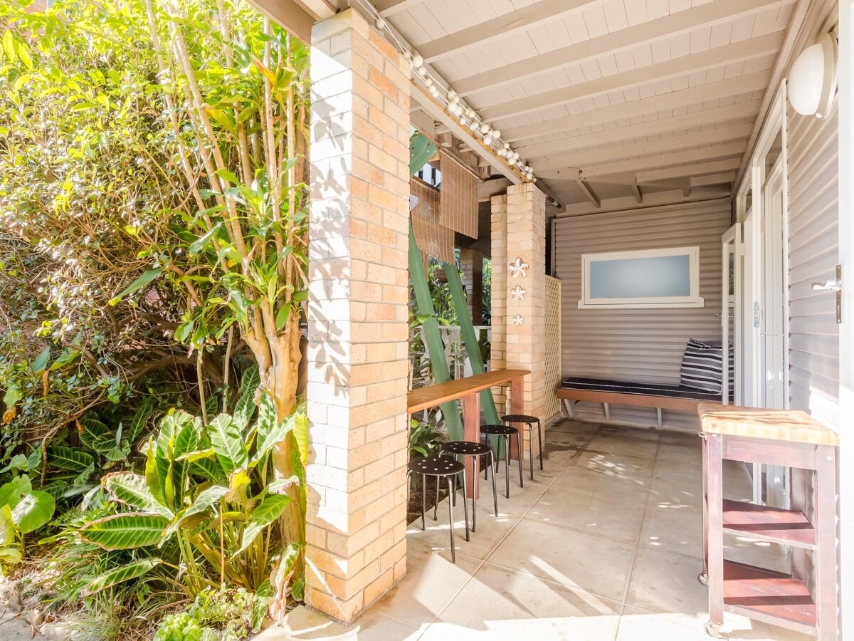 1/4 First Avenue "Dolphin Lodge"  BURLEIGH HEADS 6